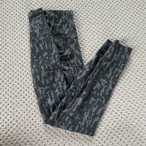 Lululemon Gray Camo Cropped Leggings Size 0